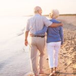 dos-adultos-mayores-junto-al-mar (1)